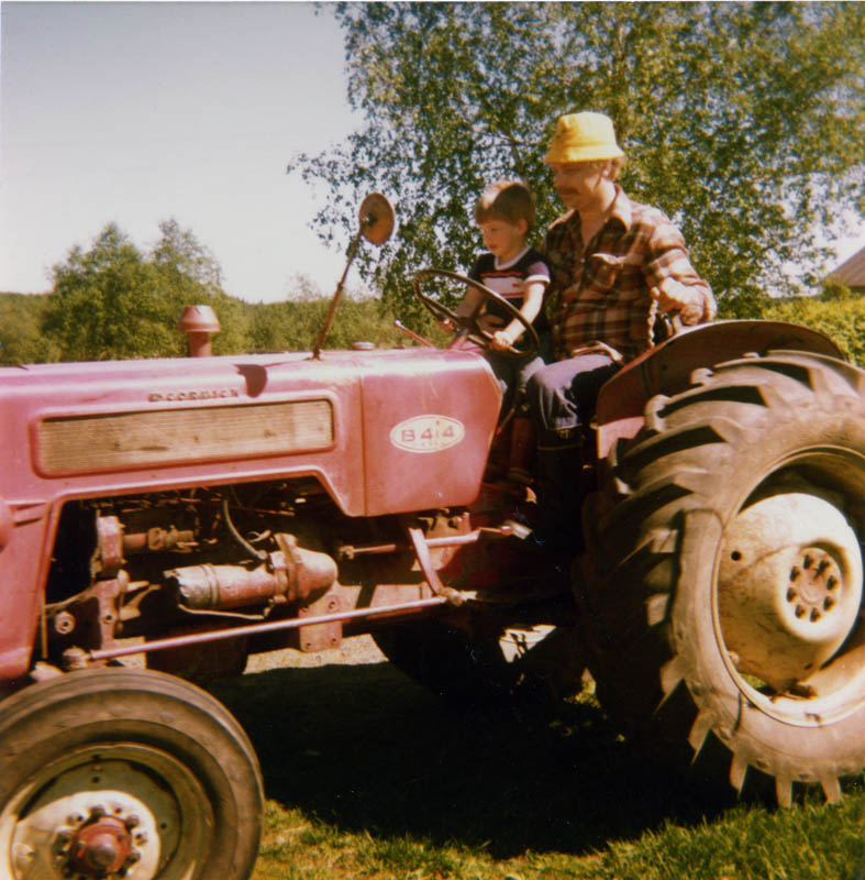 S-VK-1234W - Paavo ja Tero Salmela ajamassa traktoria 70-luvun lopulla