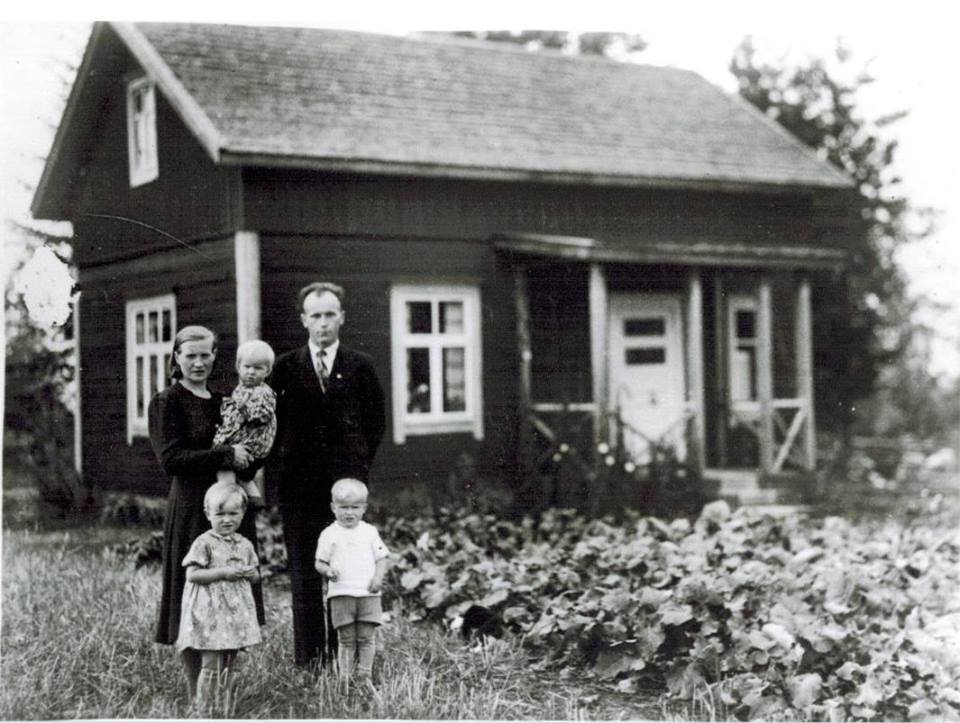 S-VK-1508 - Laimi os Salmelan ja Veikko Toivolan perhe kotitalon edessä