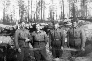 S-VK-S4226W - Paavo Salmela, Väinö Mikkola ja sotilaita